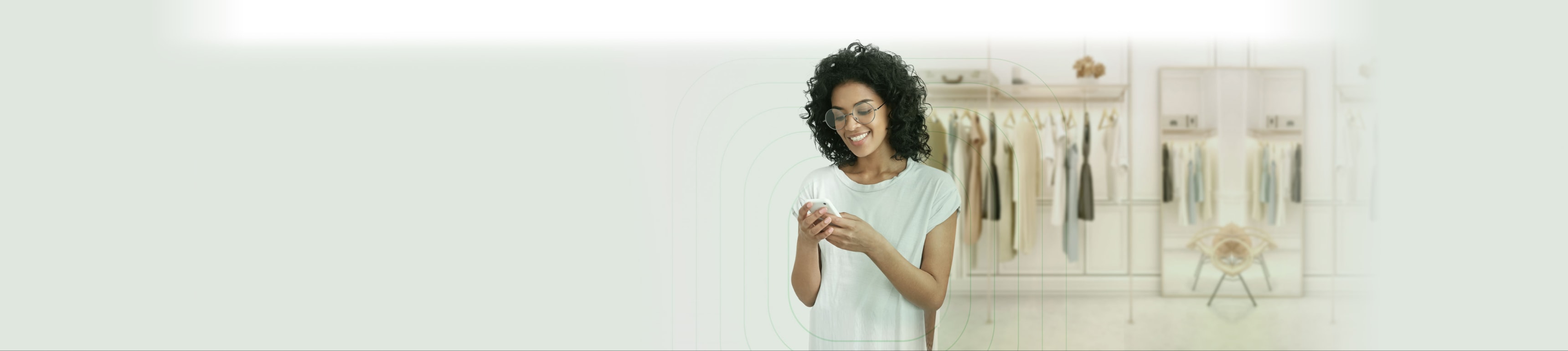 Pessoa com seu celular registrando sua marca com a registre.se com agilidade